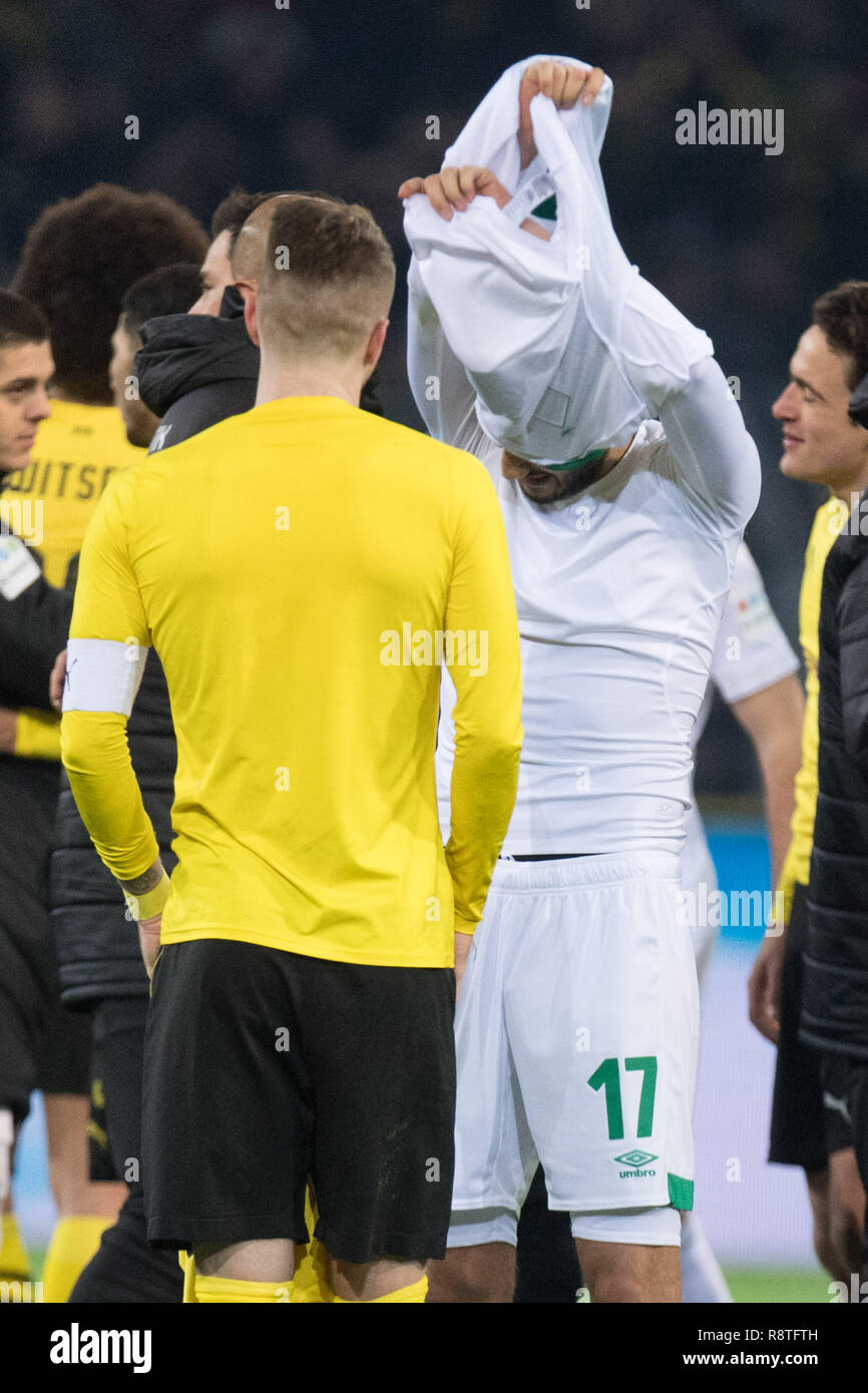 Dortmund, Deutschland. 15 Dic, 2018. Nuri Sahin (destra, HB) scambia il jersey, jersey, swap # gres # Mezza figura, mezza figura, formato ritratto, calcio, 1° match, giornata, Borussia Dortmund (DO) - SV Werder Bremen (HB ) 2: 1, su 15.12.2018 a Dortmund/Germania. € | Utilizzo di credito in tutto il mondo: dpa/Alamy Live News Foto Stock