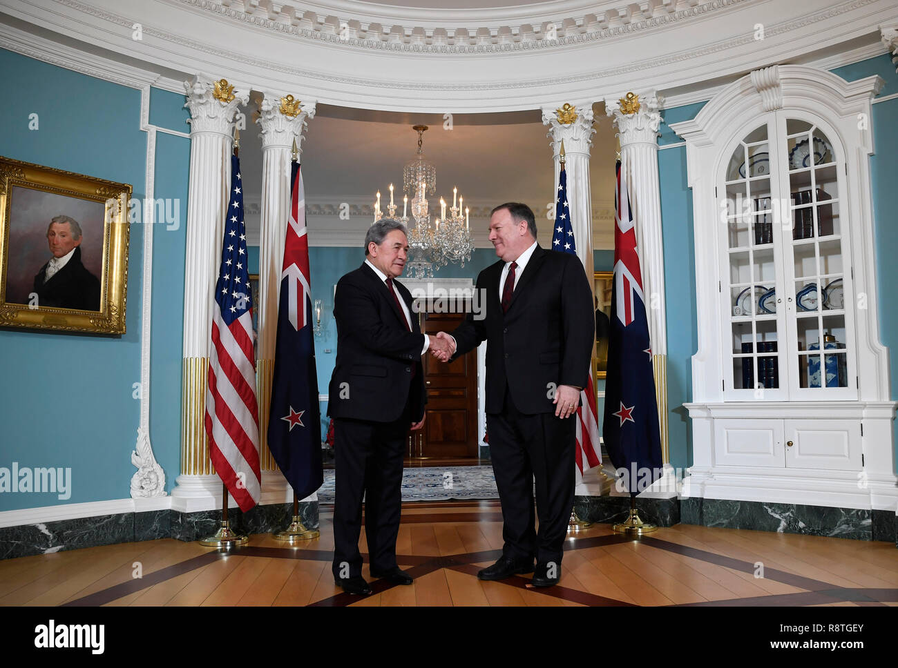 Washington, Stati Uniti d'America. Xvii Dec, 2018. Stati Uniti Il segretario di Stato Mike Pompeo (R) scuote le mani con la Nuova Zelanda, Vice Primo Ministro e Ministro degli Affari Esteri Winston Peters durante il loro incontro a U.S. Il Dipartimento di Stato a Washington, DC, Stati Uniti, a Dic. 17, 2018. Mike Pompeo si è incontrato con Winston Peters qui il lunedì, discutendo di legami bilaterali e le questioni di interesse reciproco, detto il U.S. Dipartimento di Stato. Credito: Liu Jie/Xinhua/Alamy Live News Foto Stock