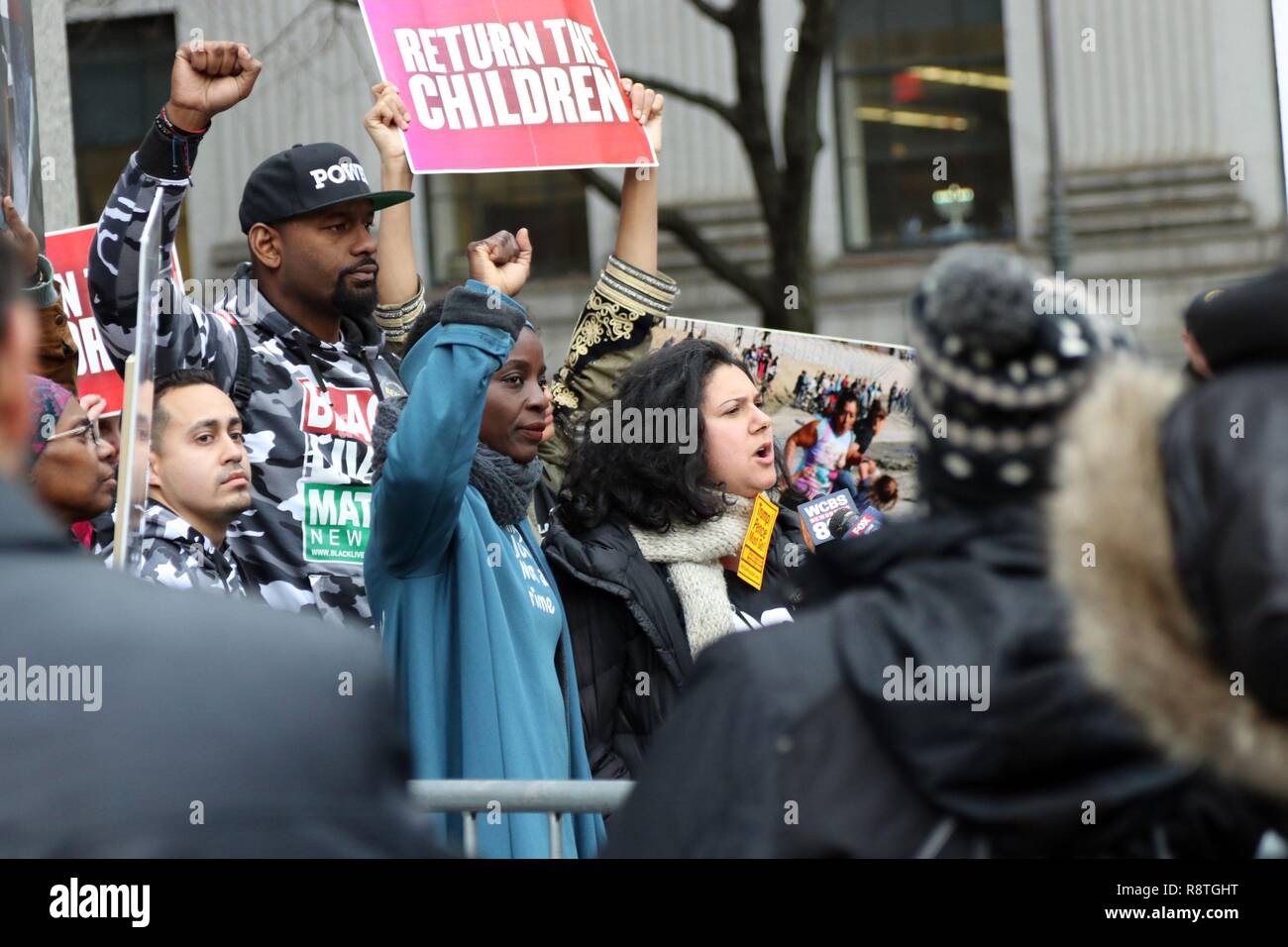 New York, NY, STATI UNITI D'AMERICA. , . Protester TERESA PATRICIA OKOUMOU, 44, che è stato caricato con la trasgressione, condotta disordinata e interferire con le funzioni di governo dopo la scalata parzialmente la Statua della Libertà monumento su luglio 4, 2018, è stato trovato colpevole su tutti gli oneri NEGLI STATI UNITI Il Tribunale federale di Lower Manhattan il 17 dicembre 2018. Il Congolese-nato noi naturalizzato cittadino sarà condannato il 5 marzo 2019 e facce fino a 6 mesi di carcere su ciascuna delle tre diverse cariche. © 2018 Credit: G. Ronald Lopez/Alamy Live News Foto Stock