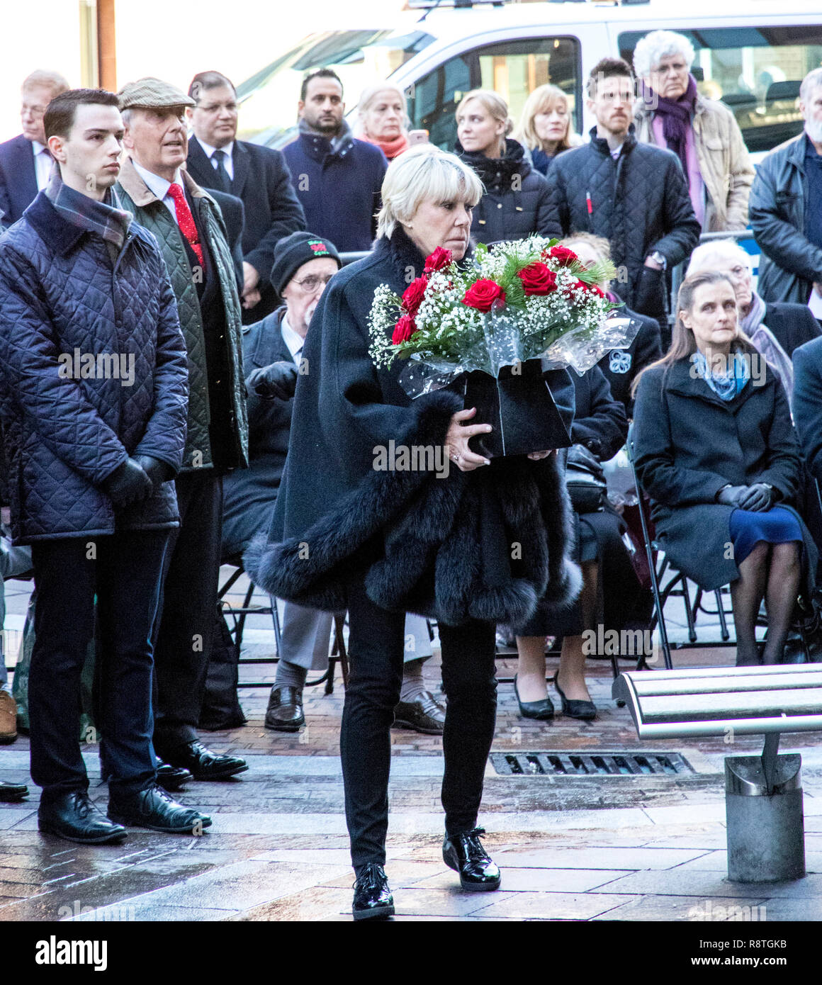 Harrods, Hans Crescent, Londra, Regno Unito. 17 dicembre 2018. 1.20pm.Geraldine Lynton-Edwards vedova del regista Michael Winner fondatore della polizia memorial trust si unisce ai superstiti dei magazzini Harrods attentato alla bomba che si sono riuniti per commemorare i morti o feriti in ira Natale auto bomba collocata al di fuori di questo iconico London store su più trafficati pre Natale sabato dell'anno. Gli ufficiali sono stati uccisi il tentativo di liberare la zona quando la bomba fatta esplodere uccidendo 3 di loro e 3 civili. Credito: Newspics Regno Unito Sud/Alamy Live News Foto Stock