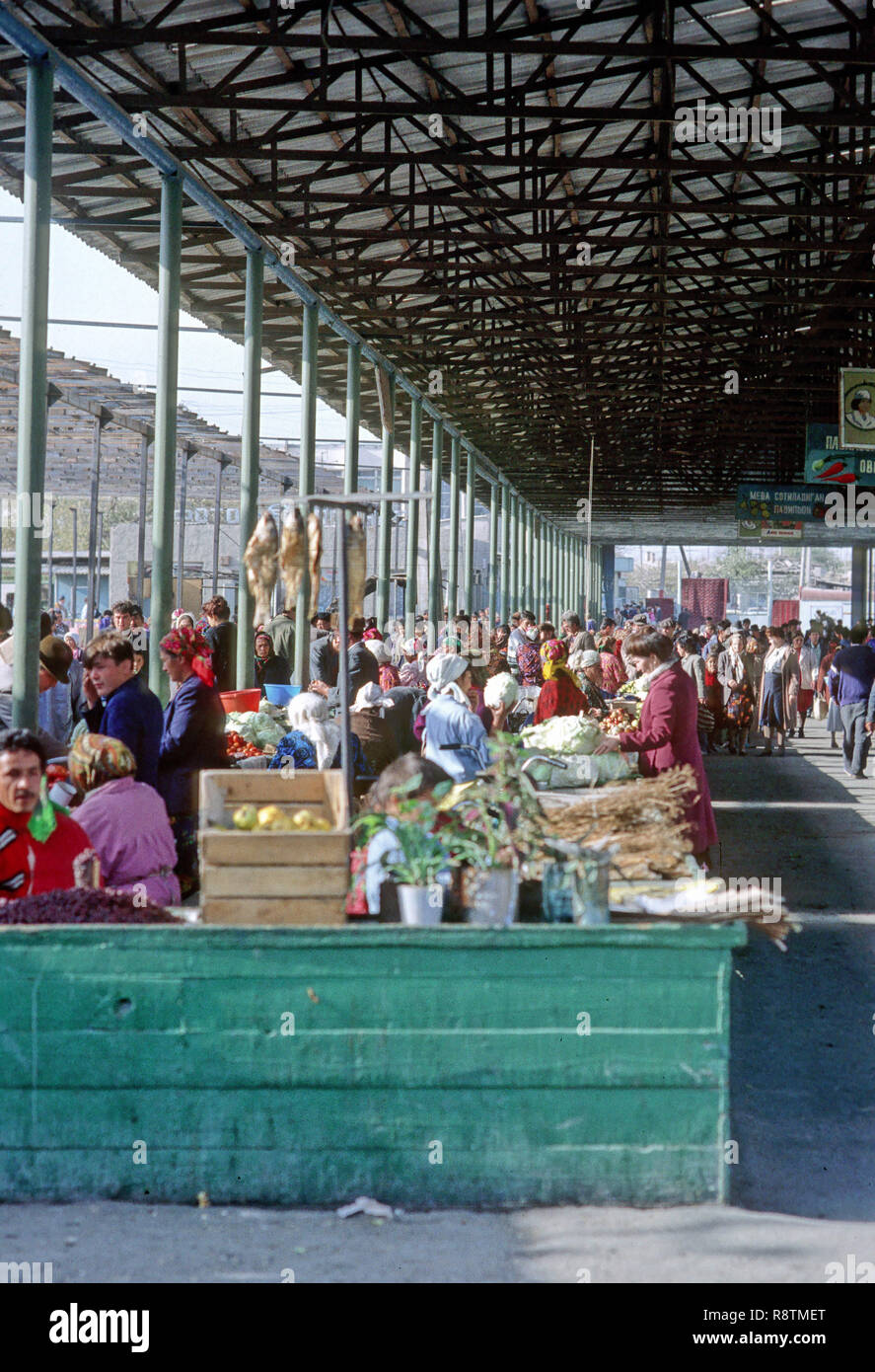 Vista del passato Staenden un corridoio nel mercato coperto di Khiva, analogico e immagine non datata ottobre 1992. Nel corso dei secoli, Khiva è stata una preda di trading islamico di capitale e il capitale del khanato di Khiva sulla Via della Seta. Nel 1873, la città fu conquistata e governata dalle truppe russe da allora in poi influenza della Russia e divenne in seguito parte dell'Unione Sovietica come uzbeka repubblica sovietica. Foto: Matthias Toedt/dpa immagine centrale/ZB/picture alliance | Utilizzo di tutto il mondo Foto Stock