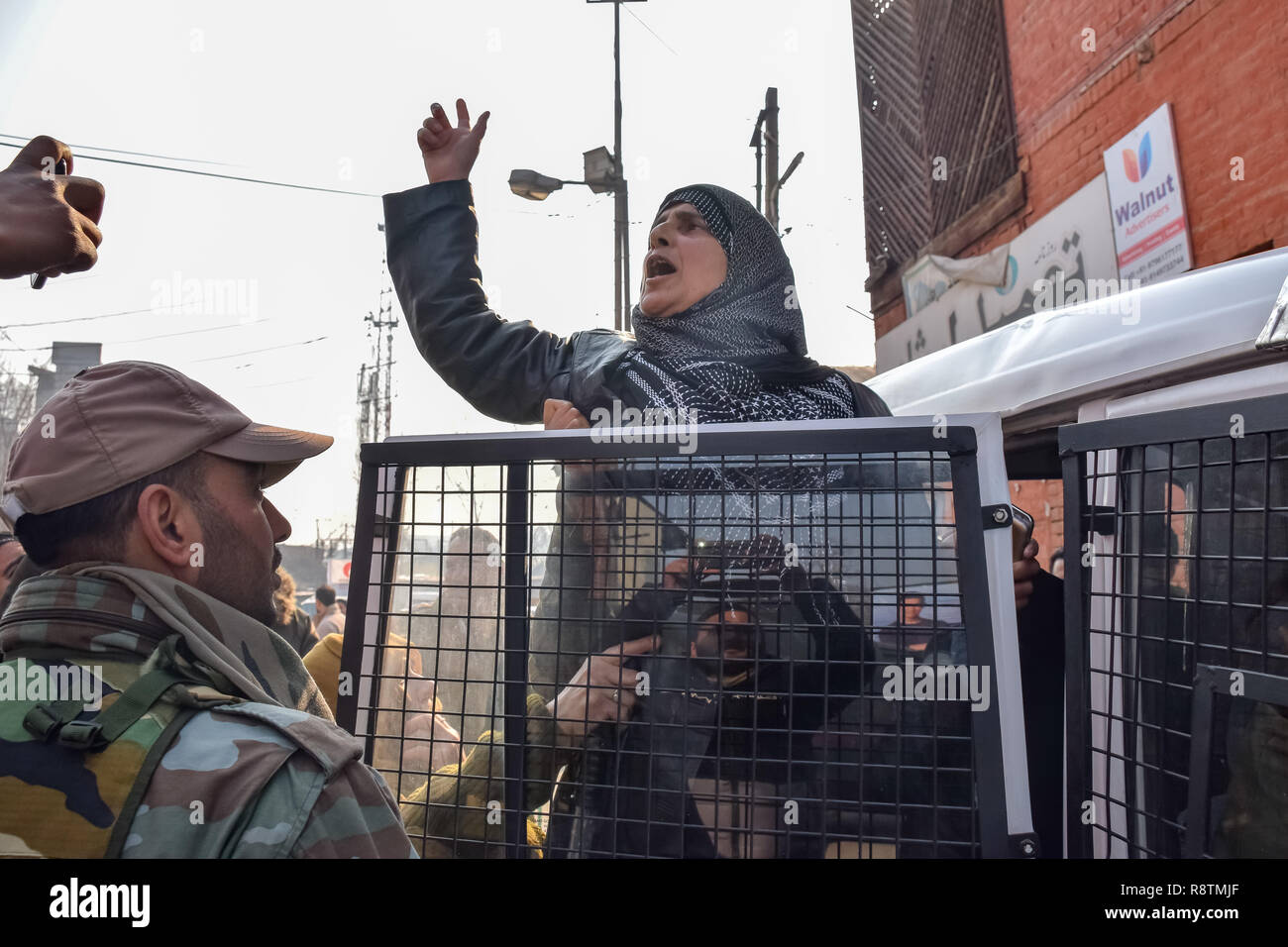 Srinagar. Xviii Dicembre, 2018. Le donne del Kashmir attivista visto gridando slogan all interno di un veicolo di polizia dopo essere stati detenuti dal femminile indiana durante la protesta a Srinagar. Le autorità impongono delle restrizioni in molte parti della valle del Kashmir per impedire la marcia di protesta chiamato dal leader separatista contro le uccisioni di civili sette di recente da forze indiane. Credito: SOPA Immagini limitata/Alamy Live News Foto Stock