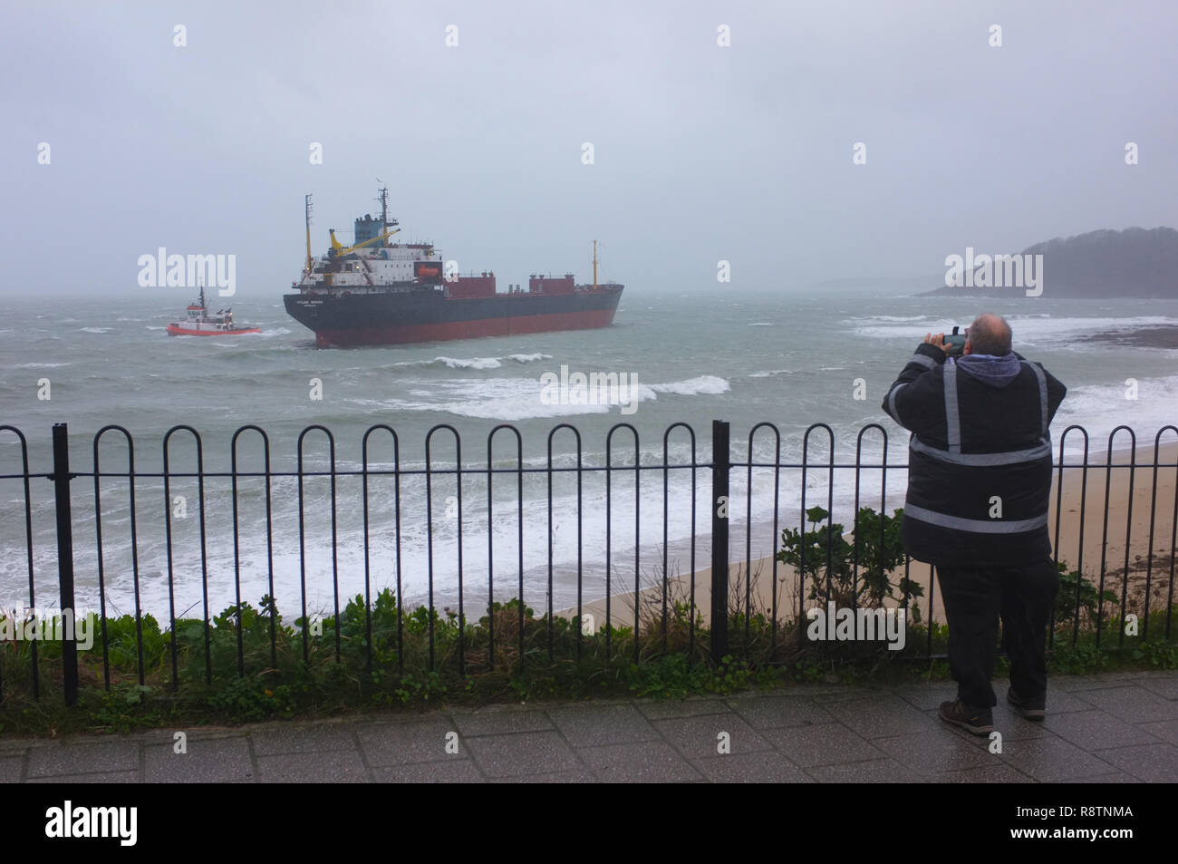 Colchester, Regno Unito. Xviii Dicembre, 2018. Il Kuzma Minin portarinfuse nave siede arenarsi su Gyllyngvase Beach con 18 membri dell'equipaggio russo a bordo in attesa di un salvataggio dalla guardia costiera. I forti venti soffiarono la nave arenarsi a circa 5:40am. Credito: Stephen Parker/Alamy Live News Foto Stock