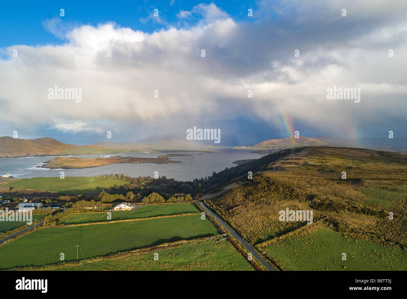 Nuvole drammatico e doppio arcobaleno, su Valentia Island County Kerry, Irlanda Foto Stock