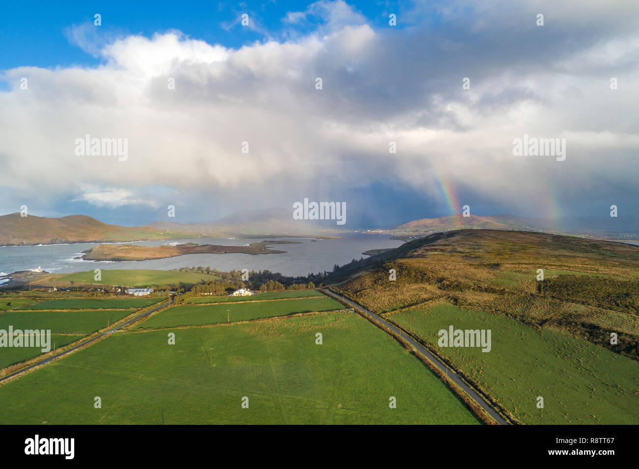 Nuvole drammatico e doppio arcobaleno, su Valentia Island County Kerry, Irlanda Foto Stock