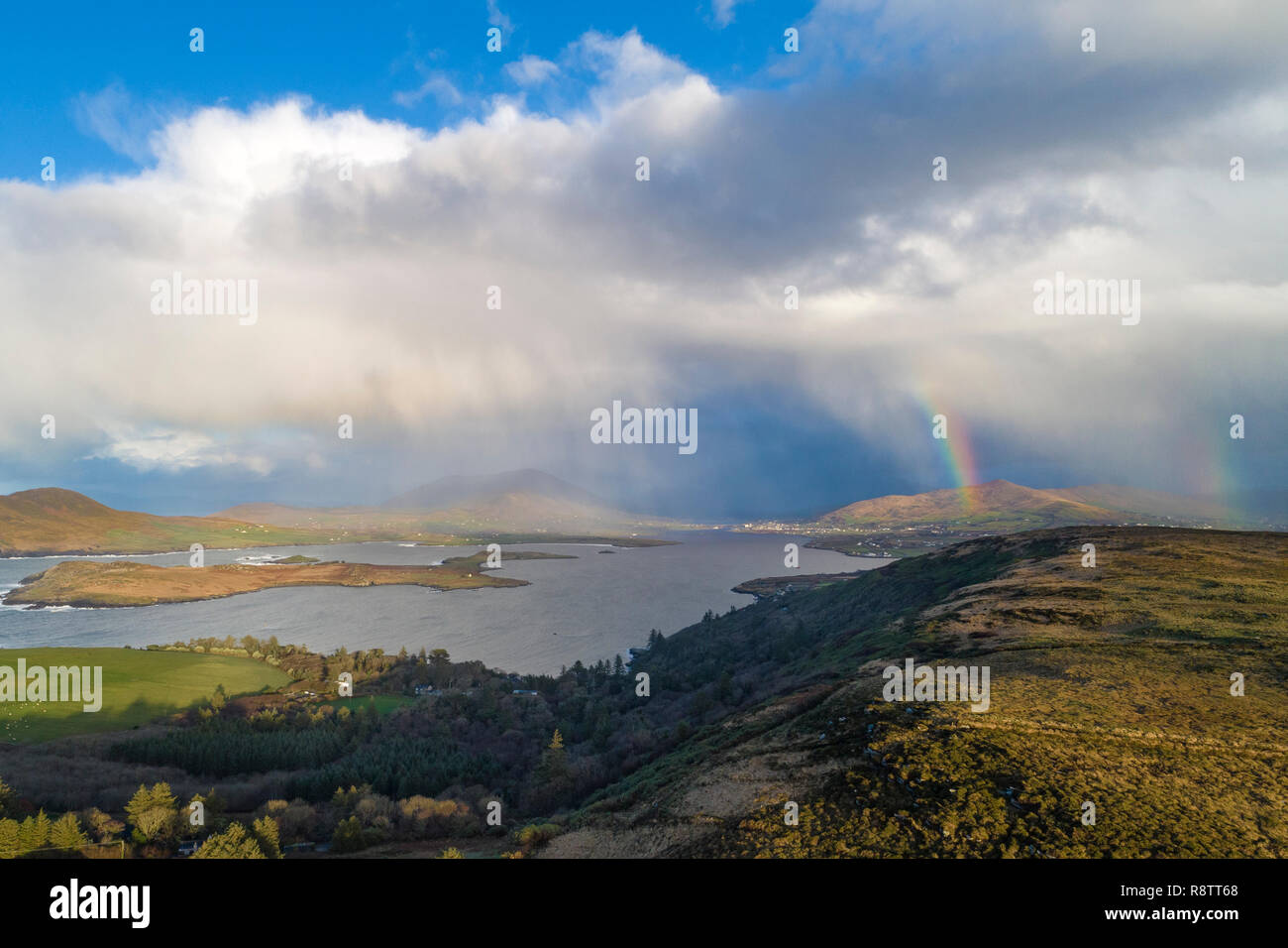 Nuvole drammatico e doppio arcobaleno, su Valentia Island County Kerry, Irlanda Foto Stock