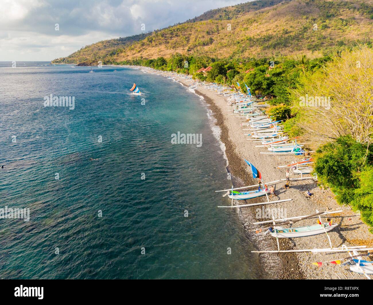 Indonesia, East Bali, Amlapura, Amed Costa, Selang spiaggia o spiaggia di sabbia bianca, tradizionali barche da pesca o Jukungs (vista aerea) Foto Stock