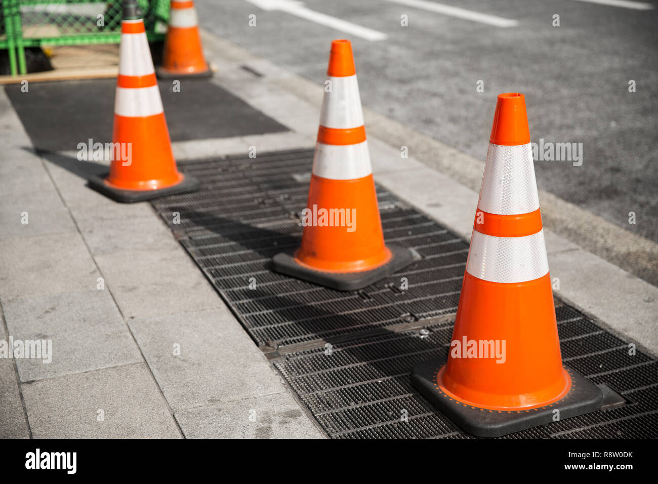 Chiusura del traffico o coni stradali sulla strada di città Foto Stock