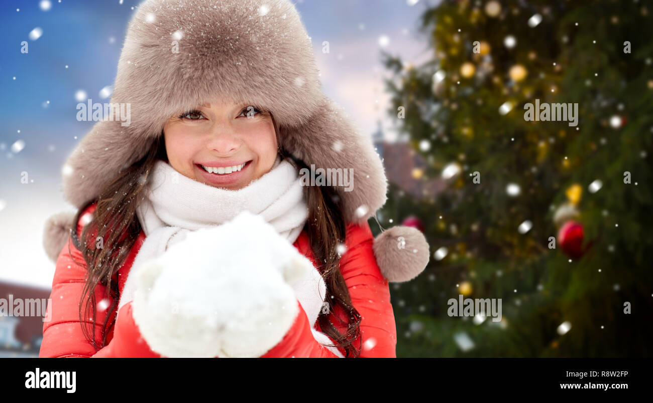 Donna con neve su albero di natale a Tallinn Foto Stock