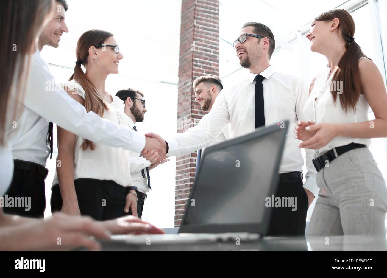Immagine di sfondo di handshake per la gente di affari in ufficio Foto Stock