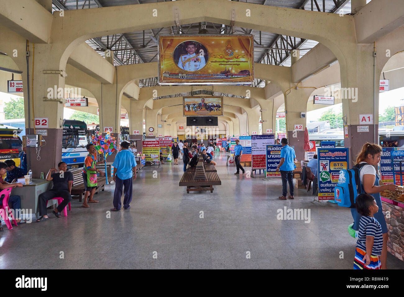 I passeggeri attendono nella zona di partenza di Kanchanaburi central bus terminal, in Thailandia. Foto Stock