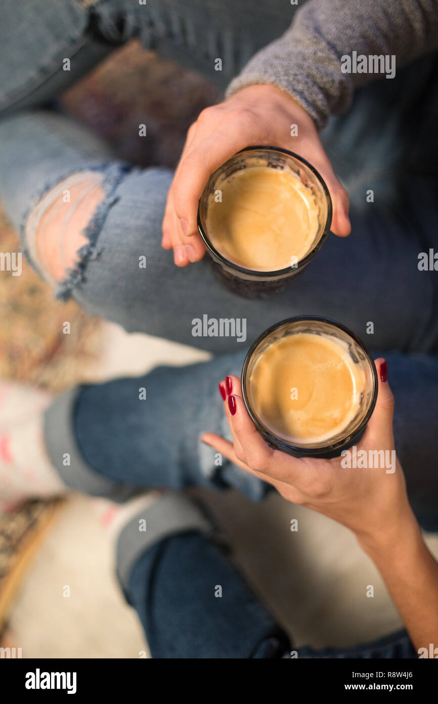 Ravvicinata di un paio di bicchieri di caffè a casa Foto Stock