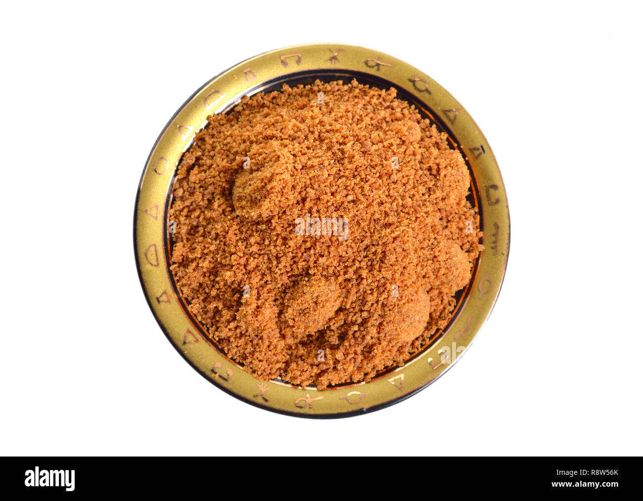 Lo zucchero di cocco, noto anche come lo zucchero di cocco, palma da cocco zucchero, coco zucchero sap o fiore di noce di cocco. Isolato su sfondo bianco. Foto Stock