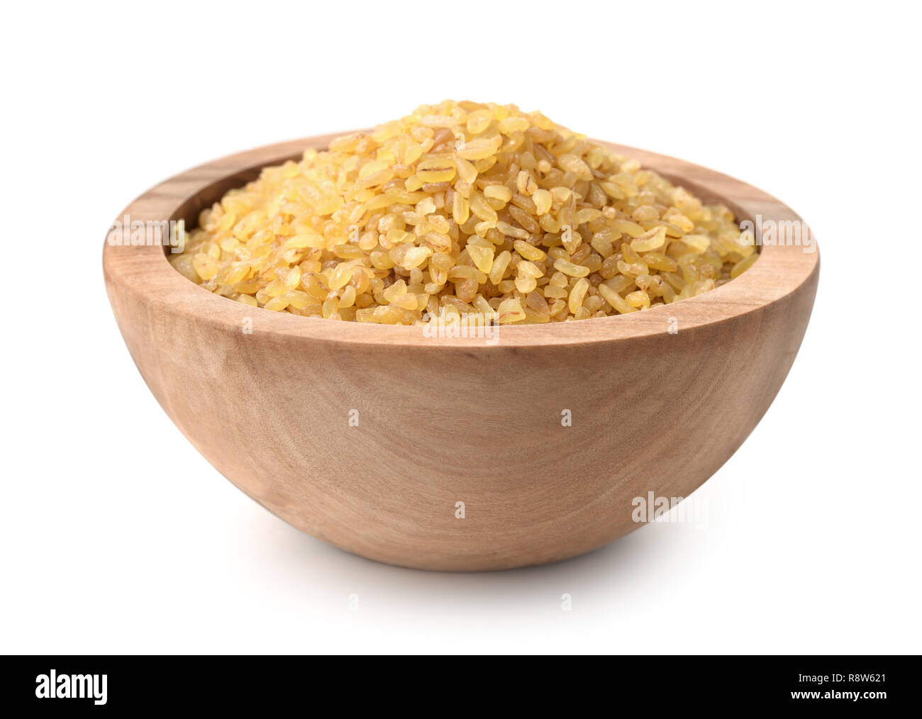 Ciotola di legno pieno di bulgur isolato su bianco Foto Stock