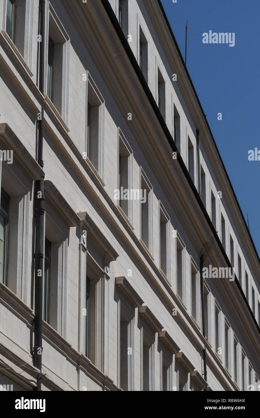 Edificio bianco con righe di windows in Roma, Italia Foto Stock