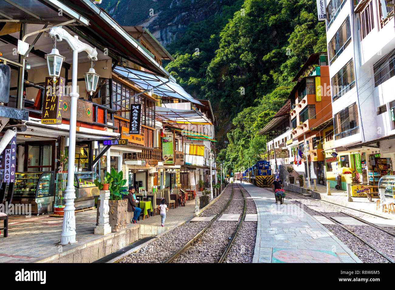 I binari della ferrovia ad Aguas Calientes, città più vicina a Macchu Pichhu, Valle Sacra, Perù Foto Stock