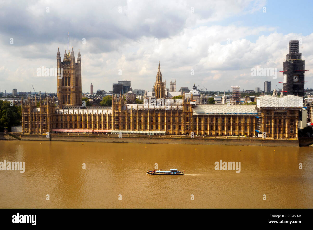 Barca fluviale lungo il Tamigi di fronte il Palazzo di Westminster - Londra, Inghilterra Foto Stock