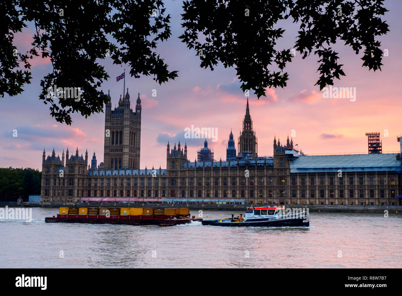 Barca fluviale lungo il Tamigi di fronte il Palazzo di Westminster - Londra, Inghilterra Foto Stock