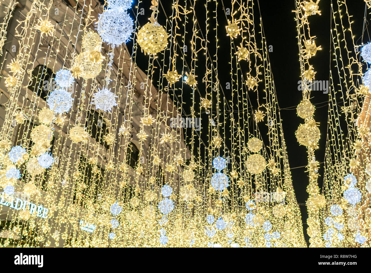 Mosca, Russia - 16 dicembre 2018: Anno nuovo e la strada di Natale decorazioni su Nikolskaya street in inverno Foto Stock