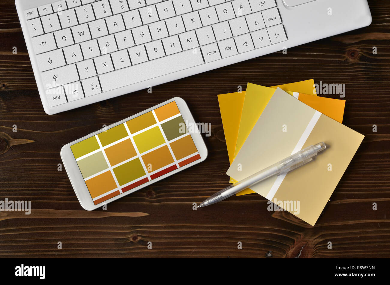 I campioni di colore CMYK su tastiera nera mobile Foto Stock