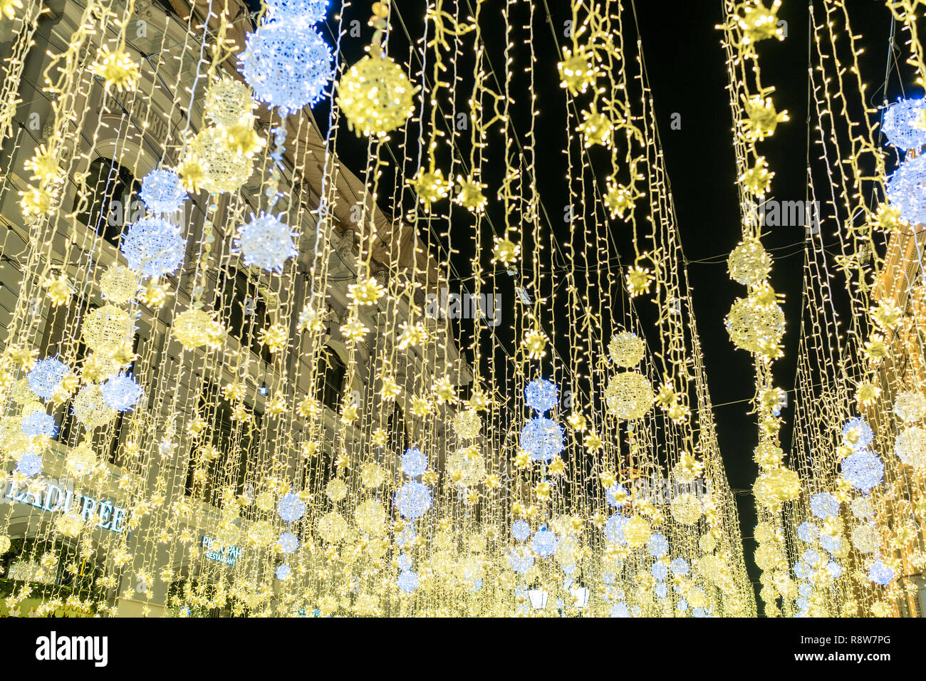 Mosca, Russia - 16 dicembre 2018: Anno nuovo e la strada di Natale decorazioni su Nikolskaya street in inverno Foto Stock