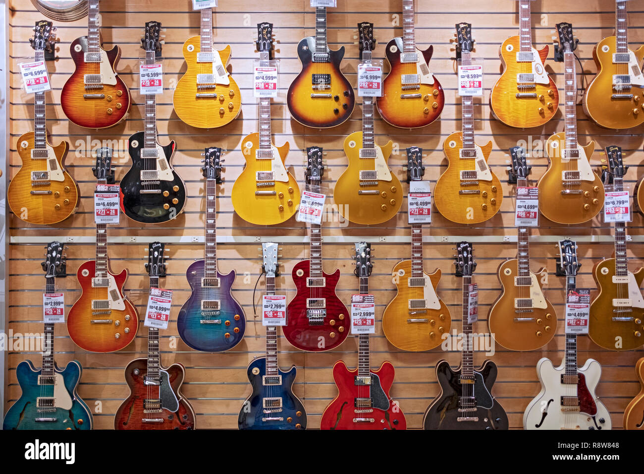 Costoso usato vintage Gibson chitarre elettriche per la vendita a Sam Ash,  un Musical Instrument Company a Manhattan, New York City Foto stock - Alamy