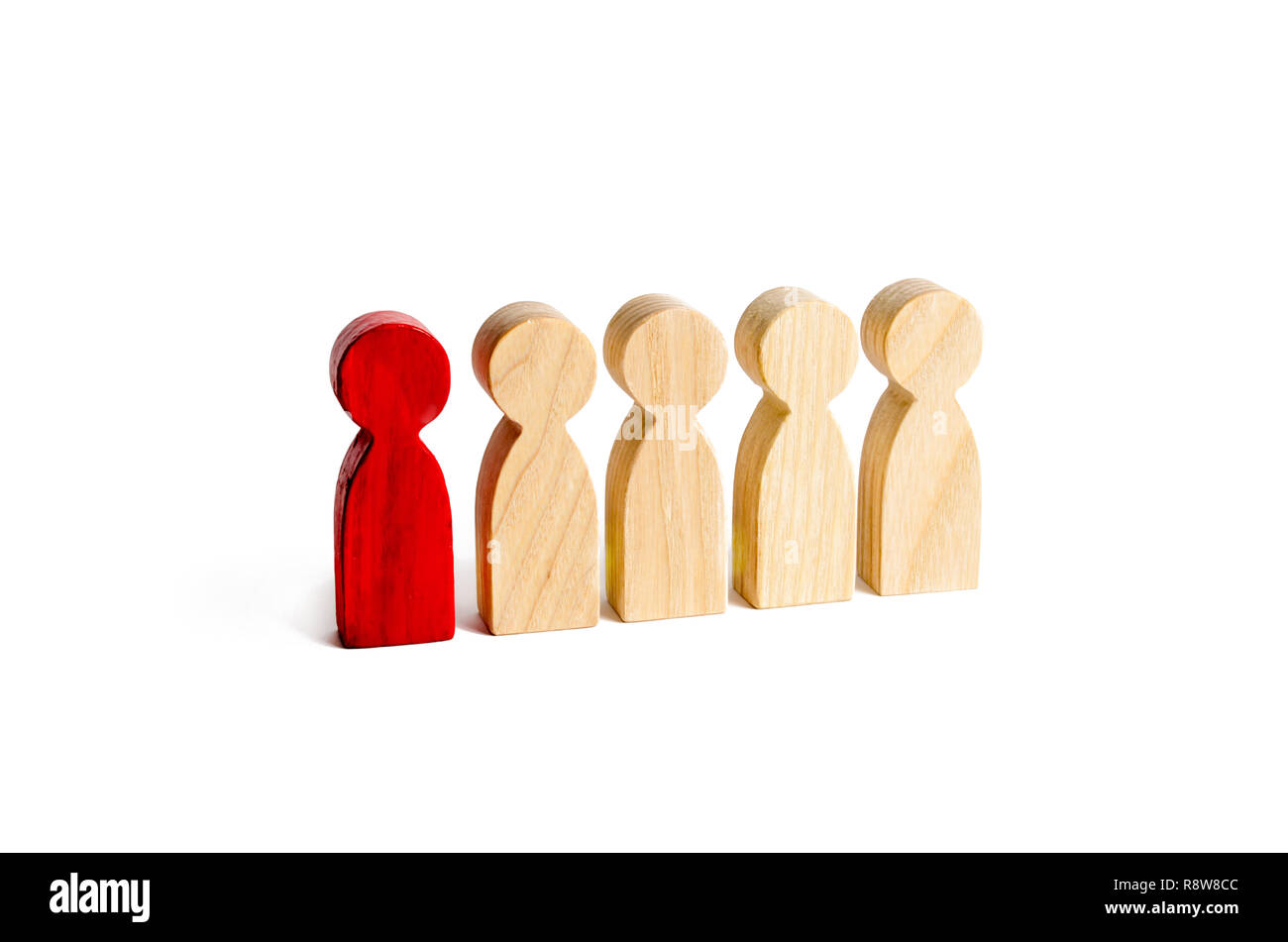 Un uomo rosso sta con le persone in fila su uno sfondo bianco. Il concetto di eccezionale talento e dipendente. Statistiche. Spy in tra il personale. Sel Foto Stock