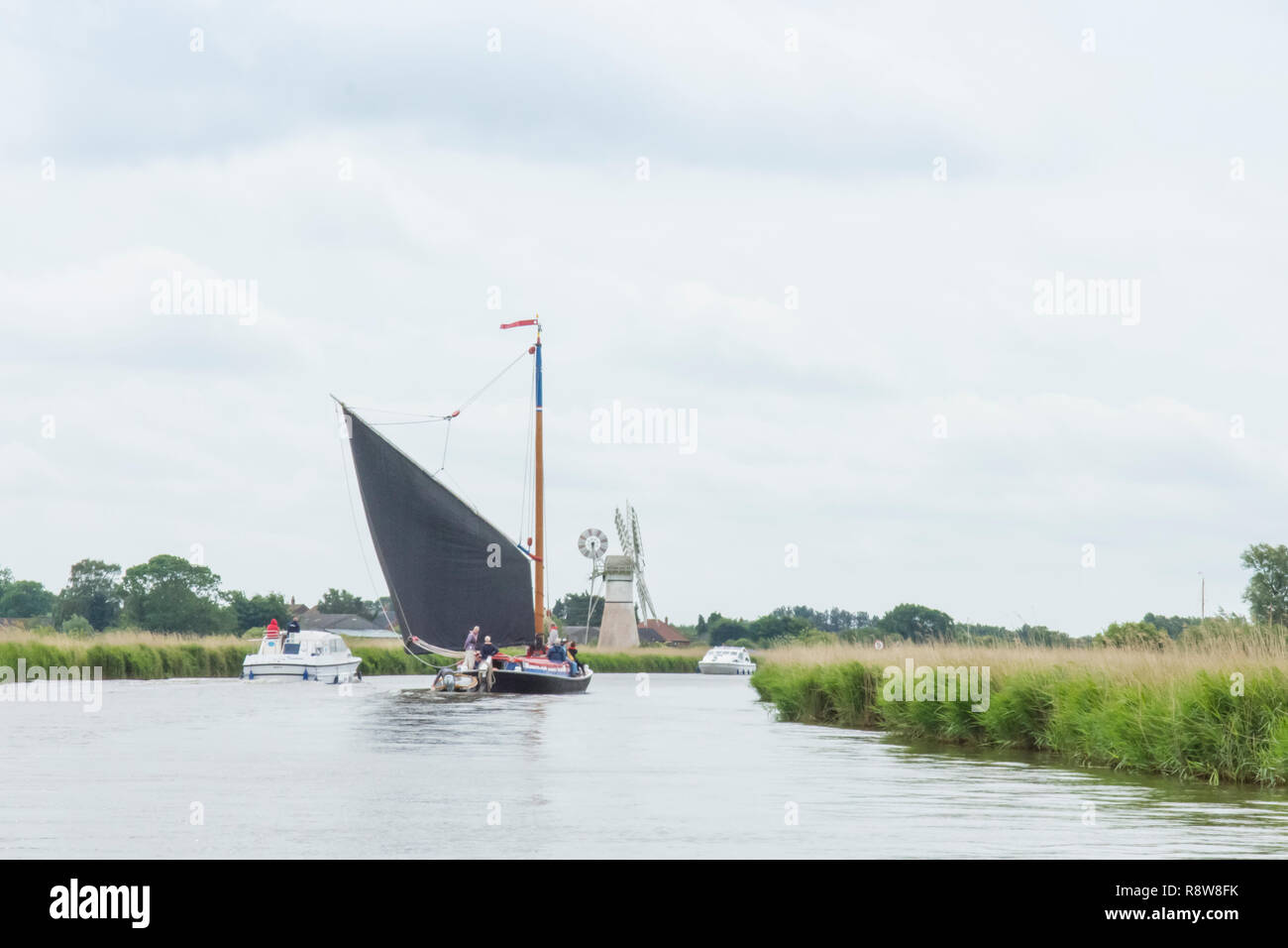 Wherry, tradizionale barca a vela su Norfolk Broads, Fiume Thurne, di fronte Thurne Dyke mulino di drenaggio. Giugno. Foto Stock