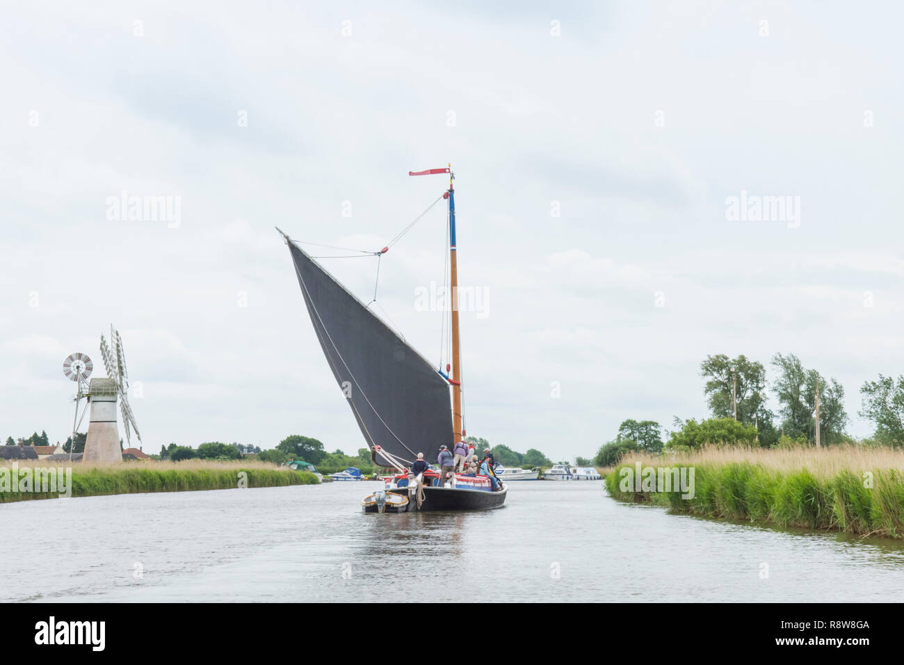 Wherry, tradizionale barca a vela su Norfolk Broads, Fiume Thurne, di fronte Thurne Dyke mulino di drenaggio. Giugno. Foto Stock