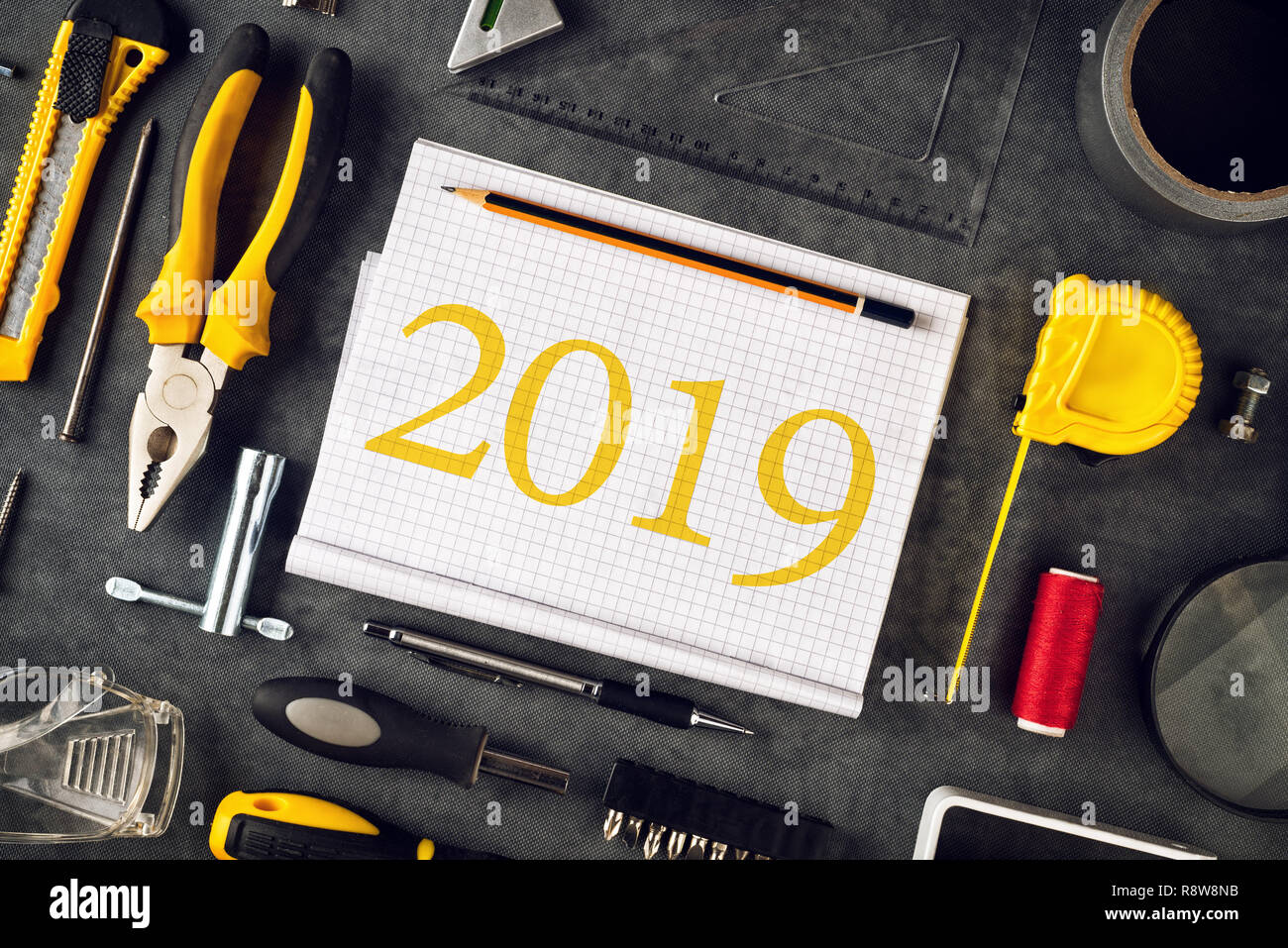 2019 propositi per l'anno nuovo notebook con un assortimento di strumenti per il FAI DA TE Foto Stock