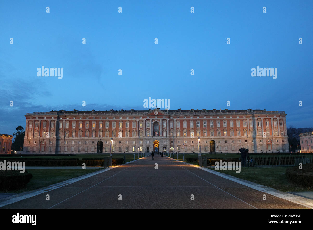 Vista del Palazzo Reale di Caserta (Reggia di Caserta) anteriore ingresso principale di notte, arte italiana Foto Stock