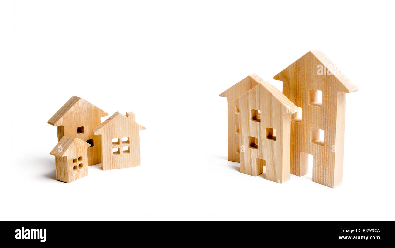 Due gruppi di case in legno di diverse dimensioni. Scegli tra città e sobborgo, o villaggio. Densità edilizia e Numero di piani. Ripensare urbanizat Foto Stock