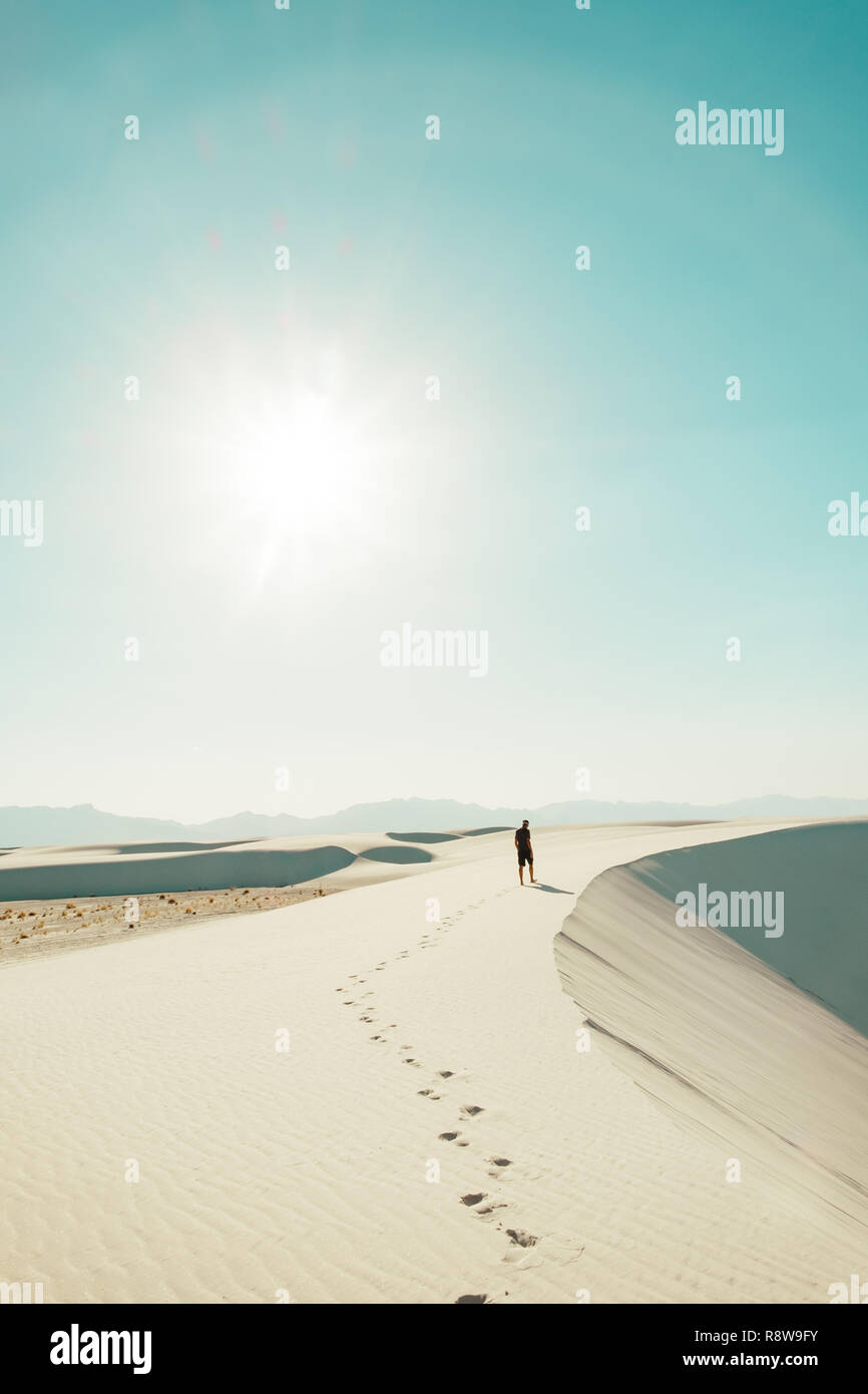 Un uomo che cammina sulle dune di sabbia di White Sands National Monument in New Mexico, NEGLI STATI UNITI Foto Stock