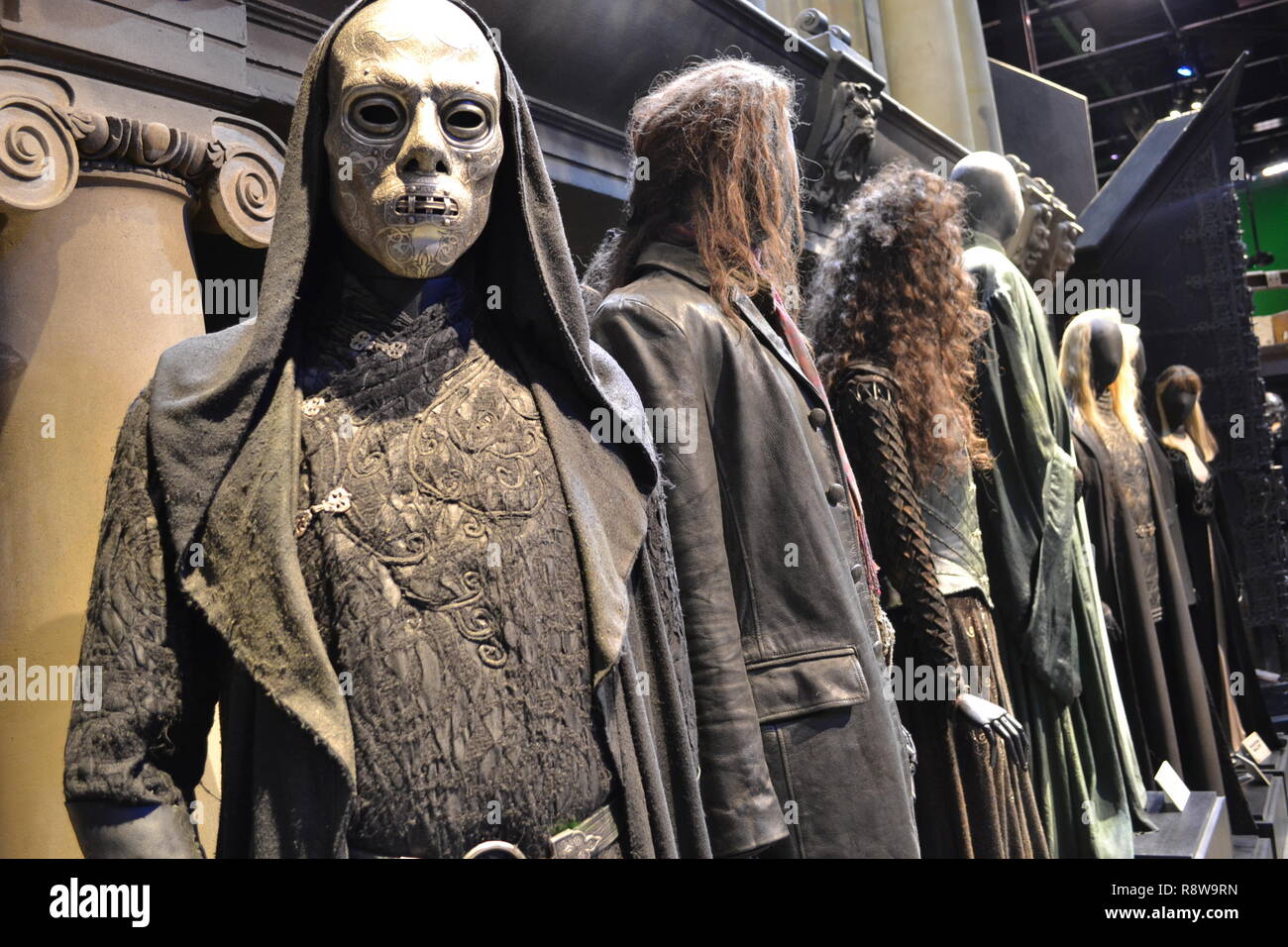 Mangiamorte, Valdemort, Fenrir Grayback, & Malfoy abiti presso l'Harry  Potter Studios a Leavesden, Londra, Regno Unito. Maschera dall'ordine di  Phoenix Foto stock - Alamy