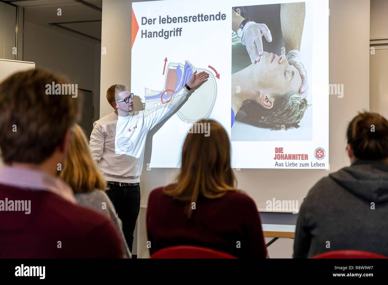 Corso di primo soccorso, di formazione di primo soccorso in caso di infortuni, emergenze, teoria, posizione di recupero Foto Stock