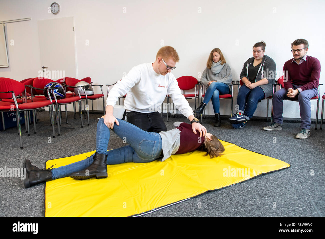 Corso di primo soccorso, di formazione di primo soccorso, emergenze formazione pratica, stabile posizione laterale, Foto Stock