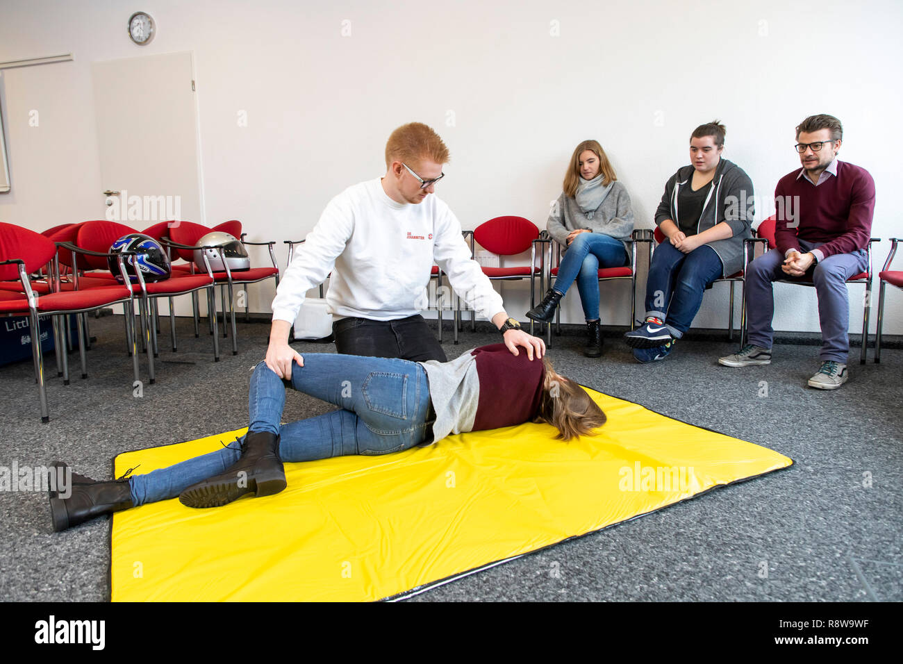 Corso di primo soccorso, di formazione di primo soccorso, emergenze formazione pratica, stabile posizione laterale, Foto Stock