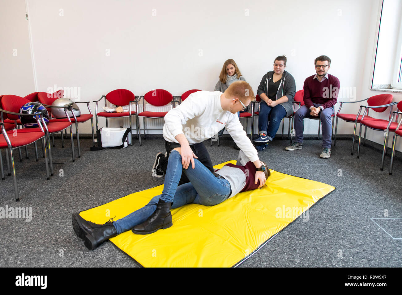 Corso di primo soccorso, di formazione di primo soccorso, emergenze formazione pratica, stabile posizione laterale, Foto Stock