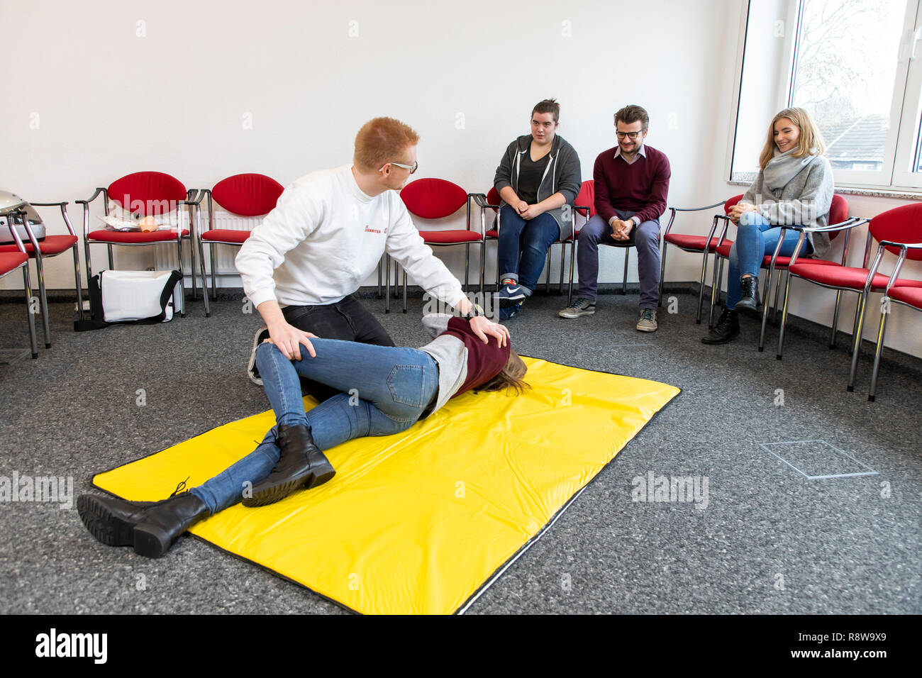 Corso di primo soccorso, di formazione di primo soccorso, emergenze formazione pratica, stabile posizione laterale, Foto Stock