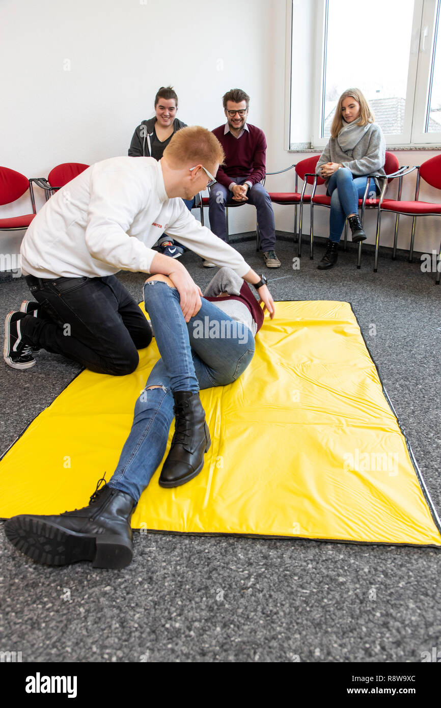 Corso di primo soccorso, di formazione di primo soccorso, emergenze formazione pratica, stabile posizione laterale, Foto Stock