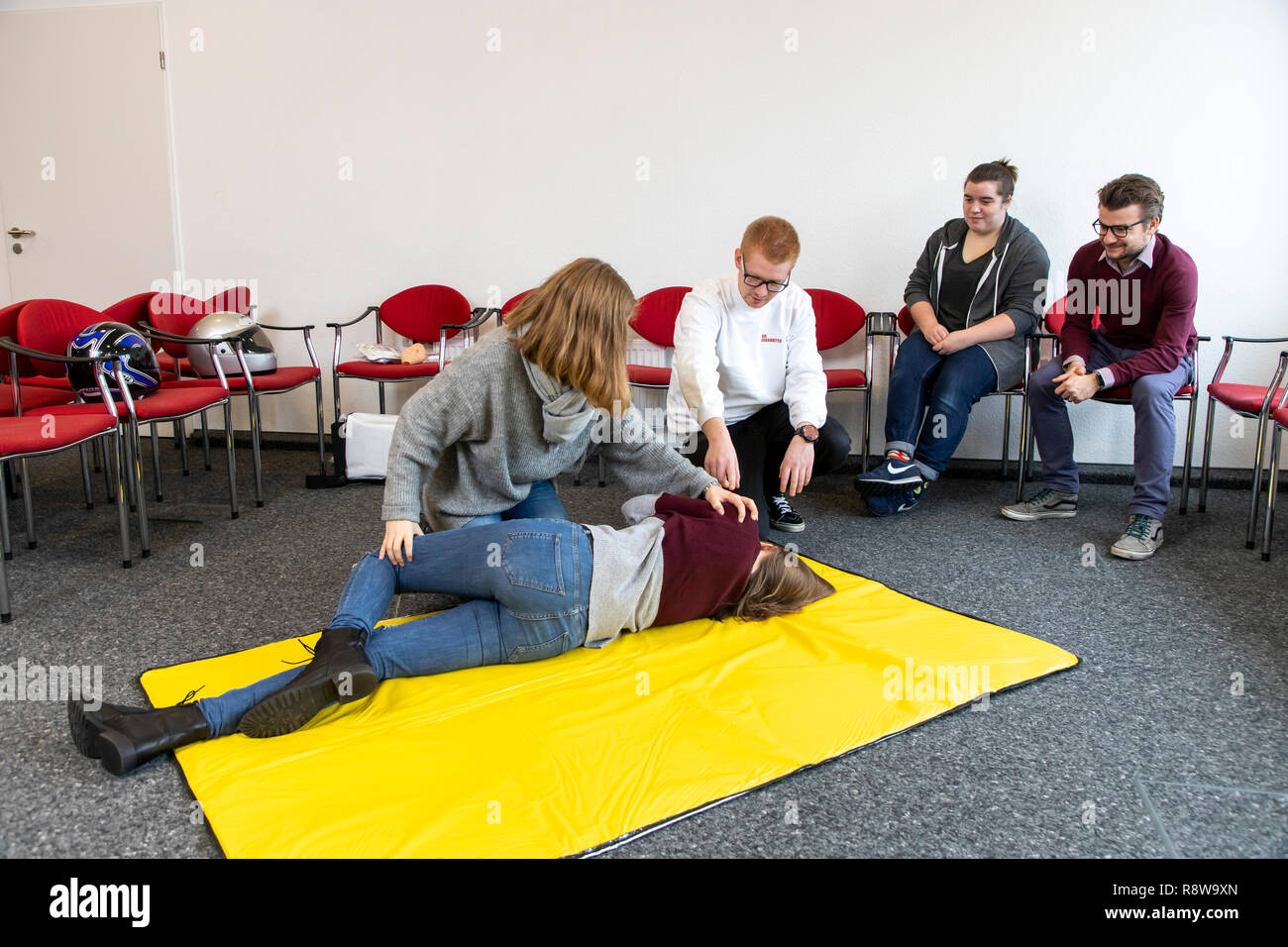Corso di primo soccorso, di formazione di primo soccorso, emergenze formazione pratica, stabile posizione laterale, Foto Stock