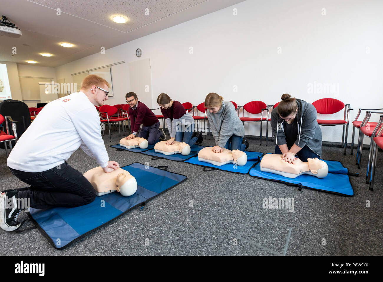 Corso di primo soccorso, di formazione di primo soccorso in caso di emergenza Emergenze, di formazione pratica, rianimazione, rianimazione cardiopolmonare, esercitare la bambola, Foto Stock