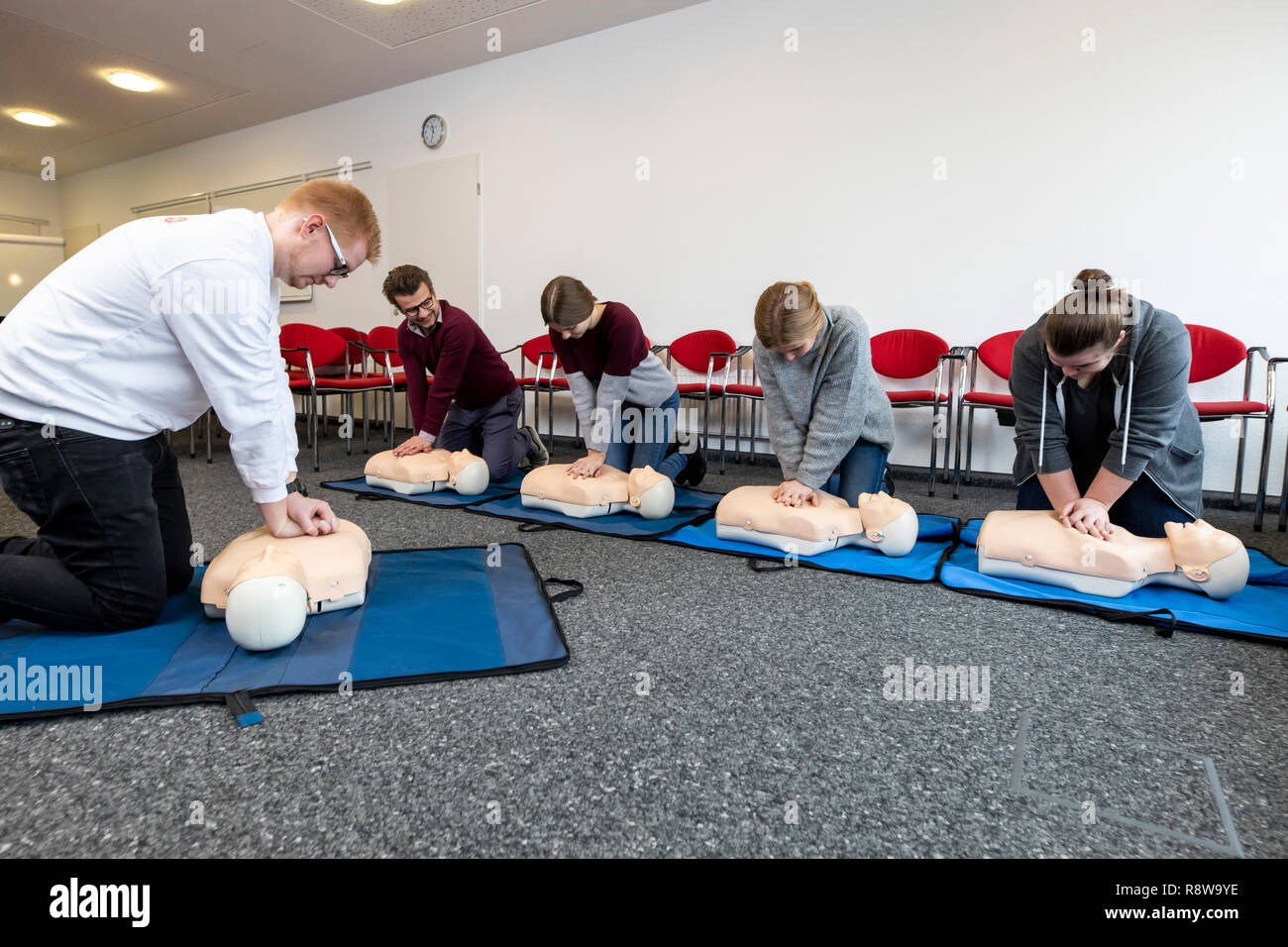 Corso di primo soccorso, di formazione di primo soccorso in caso di emergenza Emergenze, di formazione pratica, rianimazione, rianimazione cardiopolmonare, esercitare la bambola, Foto Stock