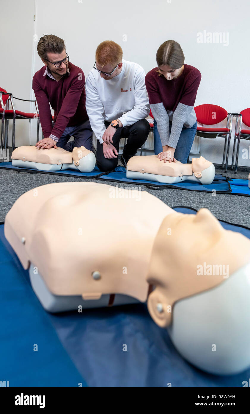 Corso di primo soccorso, di formazione di primo soccorso in caso di emergenza Emergenze, di formazione pratica, rianimazione, rianimazione cardiopolmonare, esercitare la bambola, Foto Stock