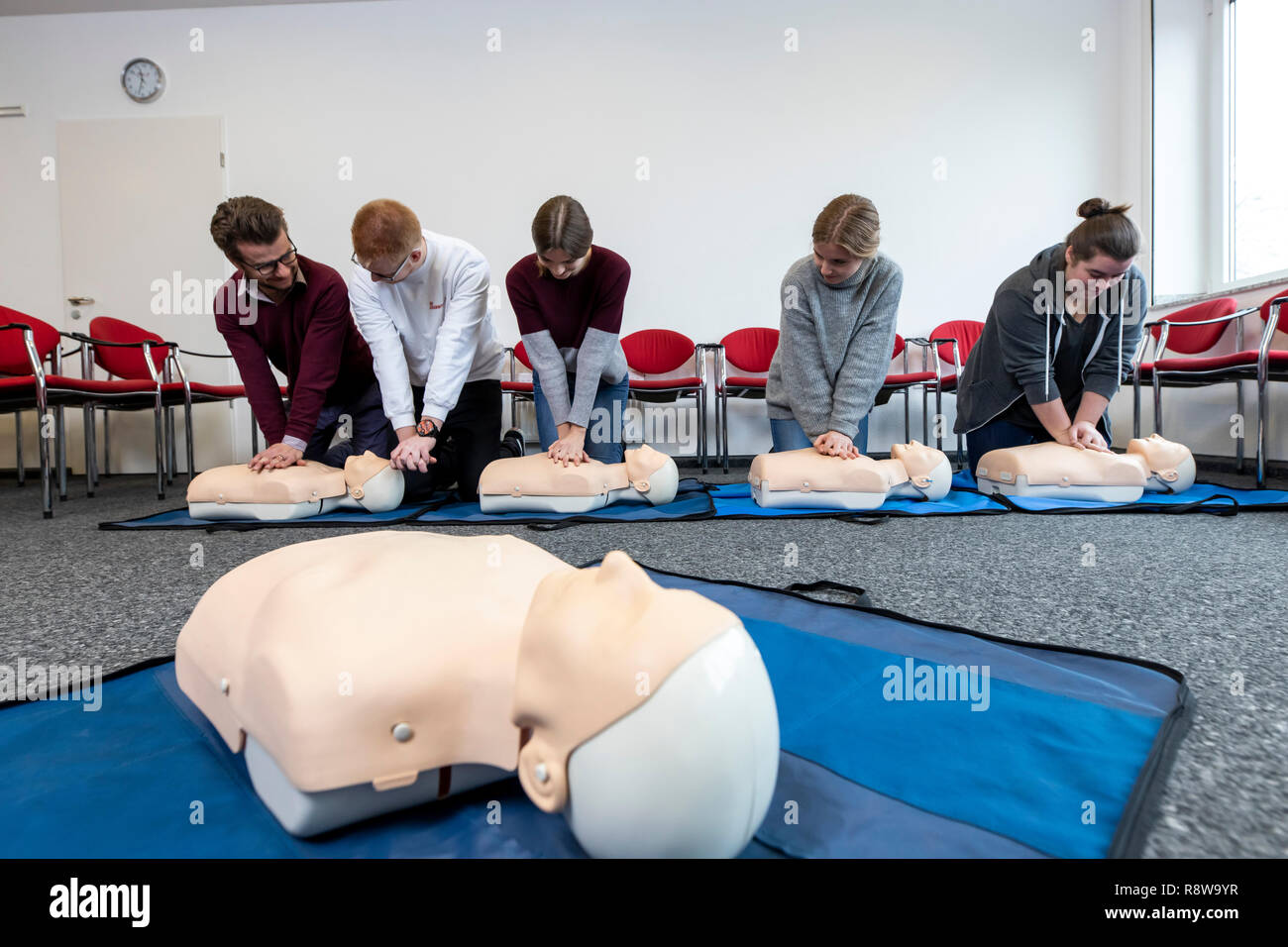 Corso di primo soccorso, di formazione di primo soccorso in caso di emergenza Emergenze, di formazione pratica, rianimazione, rianimazione cardiopolmonare, esercitare la bambola, Foto Stock