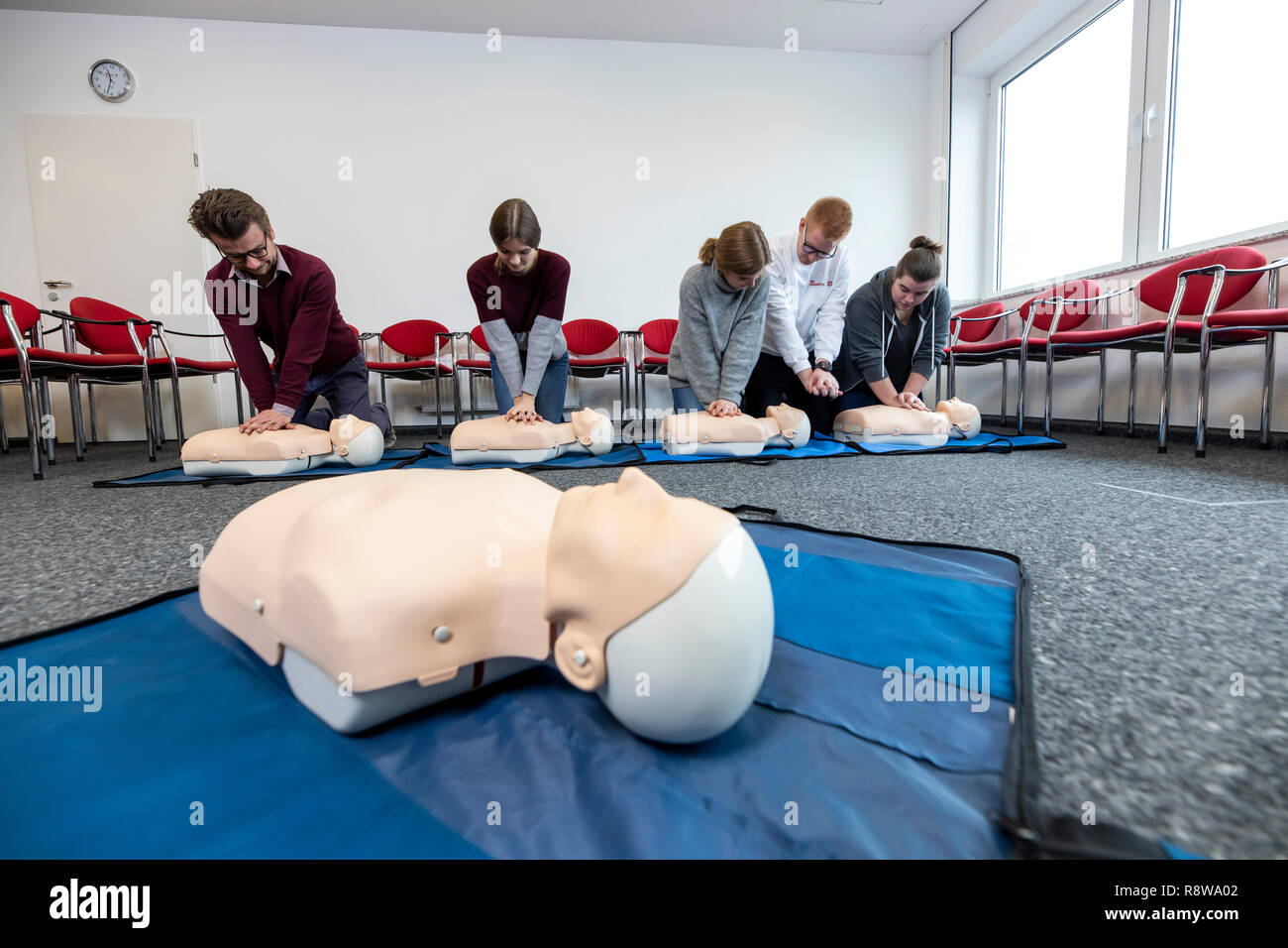 Corso di primo soccorso, di formazione di primo soccorso in caso di emergenza Emergenze, di formazione pratica, rianimazione, rianimazione cardiopolmonare, esercitare la bambola, Foto Stock