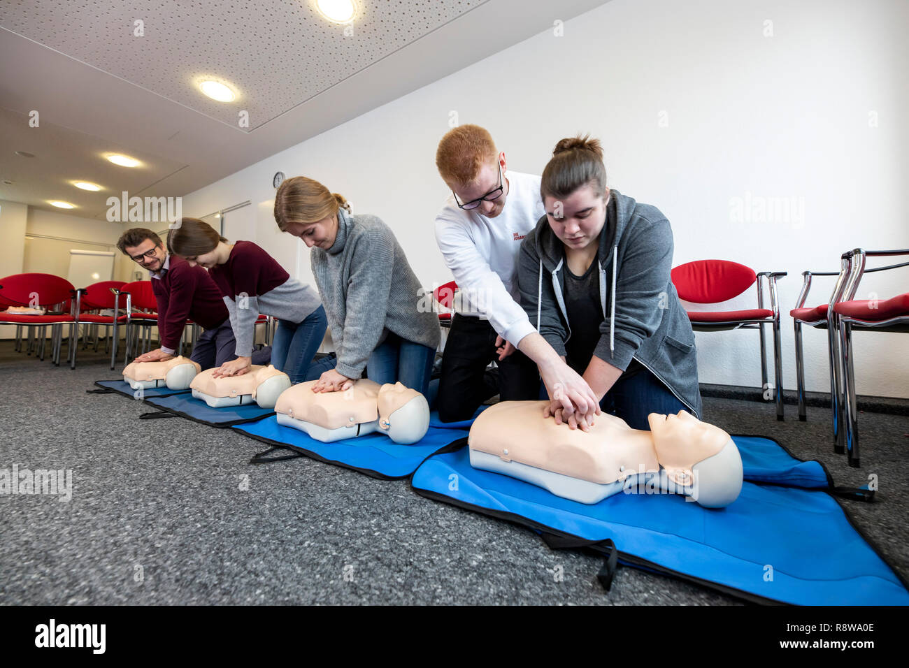 Corso di primo soccorso, di formazione di primo soccorso in caso di emergenza Emergenze, di formazione pratica, rianimazione, rianimazione cardiopolmonare, esercitare la bambola, Foto Stock