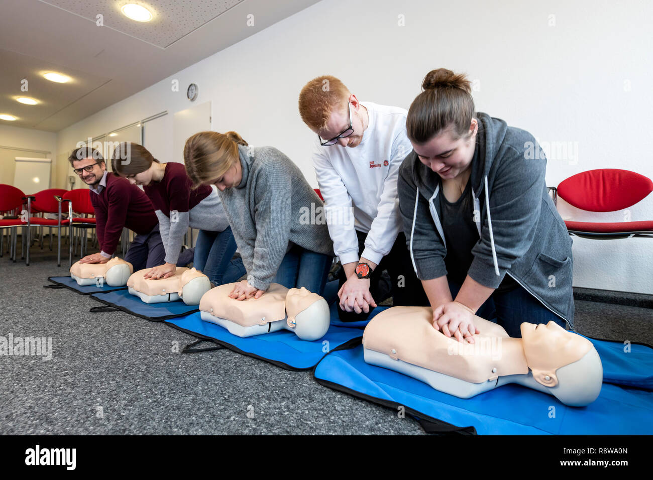 Corso di primo soccorso, di formazione di primo soccorso in caso di emergenza Emergenze, di formazione pratica, rianimazione, rianimazione cardiopolmonare, esercitare la bambola, Foto Stock