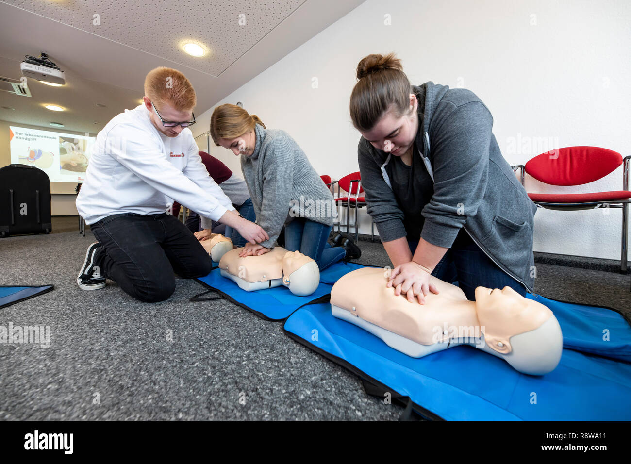 Corso di primo soccorso, di formazione di primo soccorso in caso di emergenza Emergenze, di formazione pratica, rianimazione, rianimazione cardiopolmonare, esercitare la bambola, Foto Stock