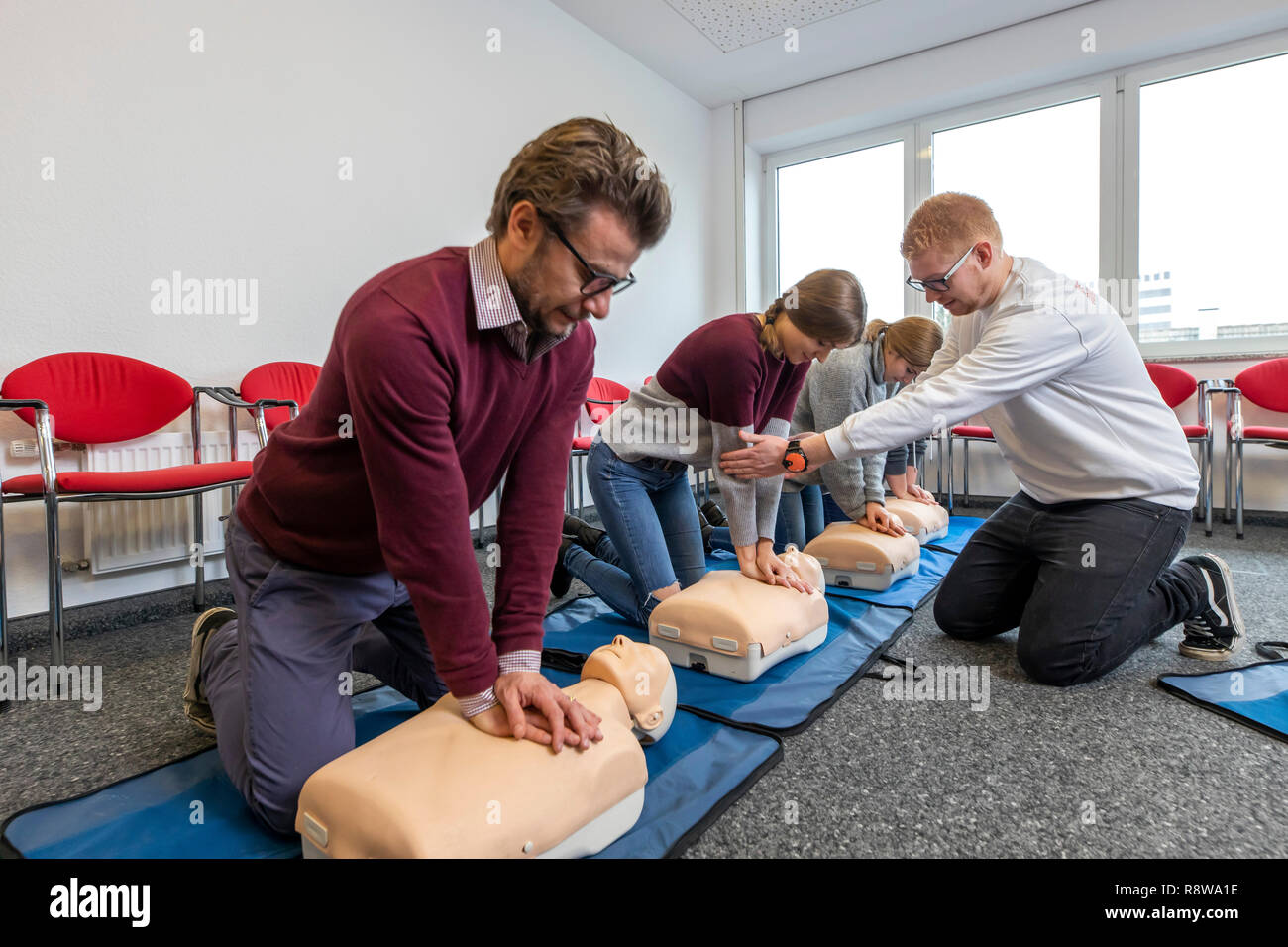 Corso di primo soccorso, di formazione di primo soccorso in caso di emergenza Emergenze, di formazione pratica, rianimazione, rianimazione cardiopolmonare, esercitare la bambola, Foto Stock